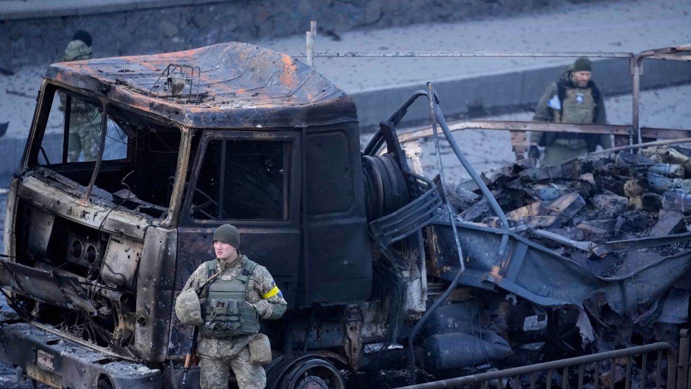 Ukrán válság 2022, ukrán, orosz, háború, Ukrajna, Kijev, katona, kiégett jármú 