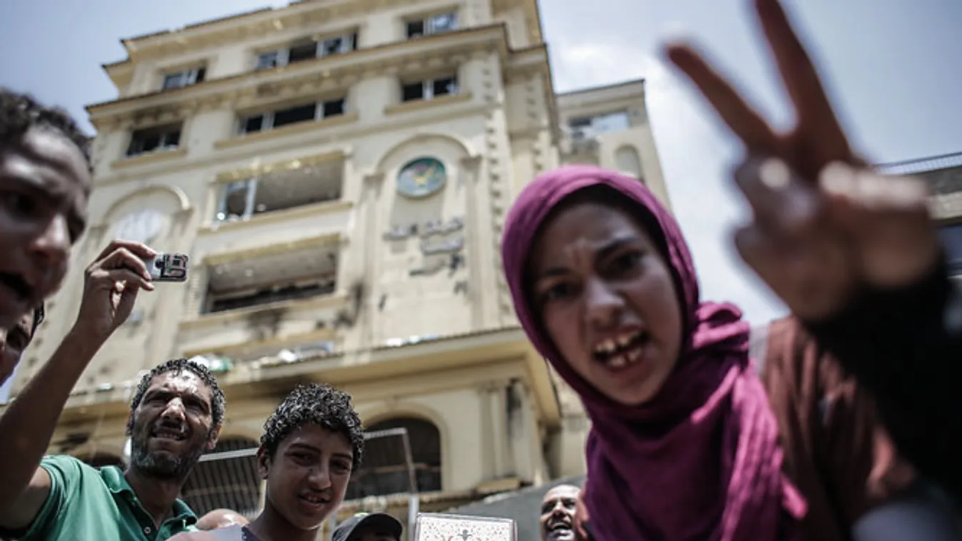 egyiptomi tüntetések, egyiptomi zavargások, Tüntetők a Muszlim Testvériség szétvert kairói központja előtt, 2013. július elsején.