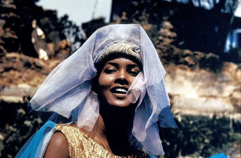 Orfeu Negro Cinema carnival in Rio de Janeiro headdress movie film still movie still publicity still production still brazilian 1950s fifties Horizontal WOMAN ISLAMIC VEIL SCARF PALME D'OR FILM 