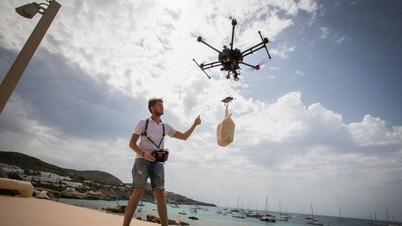 Drónnal szállítják hajókra az ételt Ibizán, galéria, 2021 