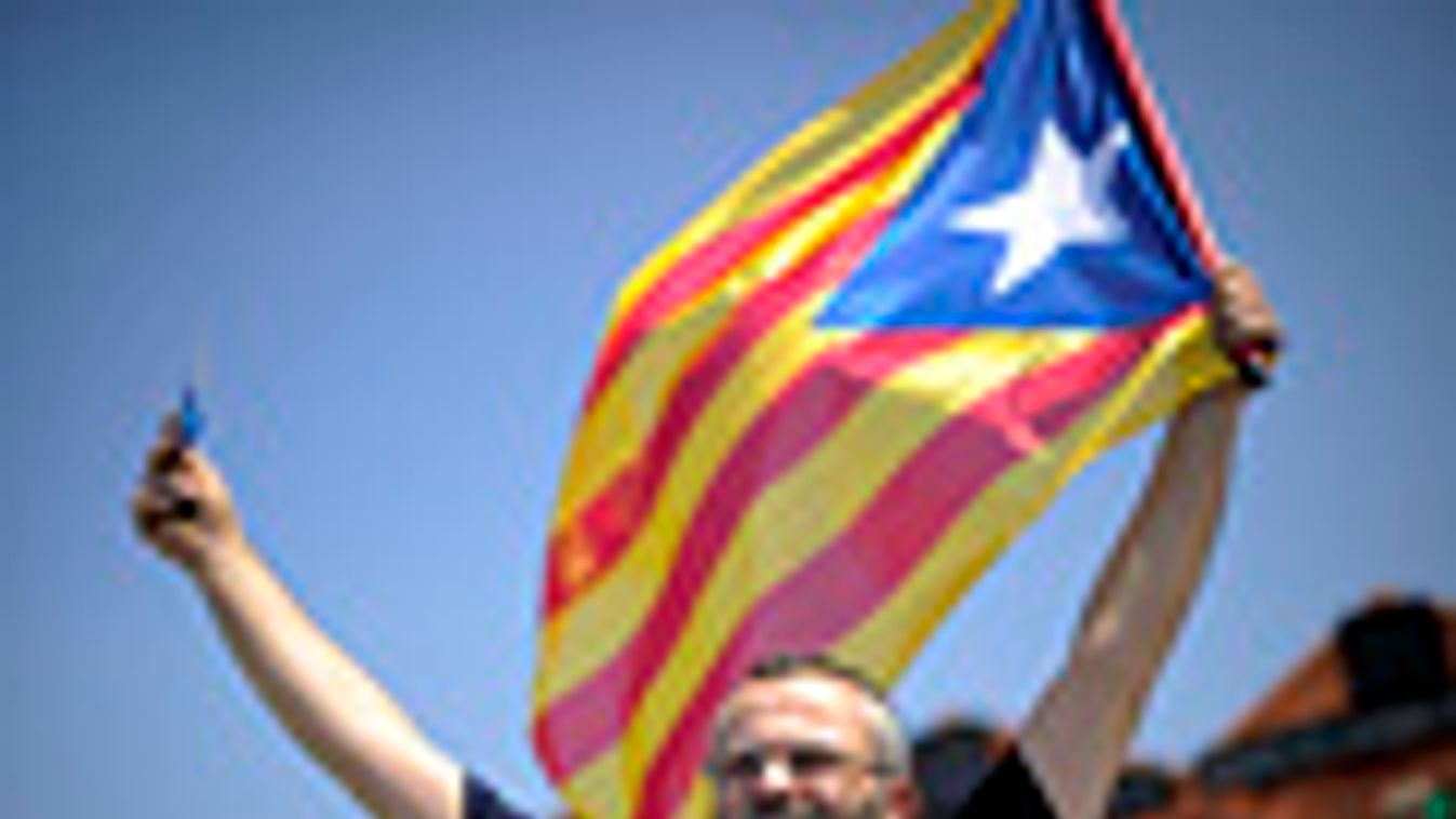 függetlenség, egy férfi katalán zászlót lenget a sapnyol Mollet del Valles városban 