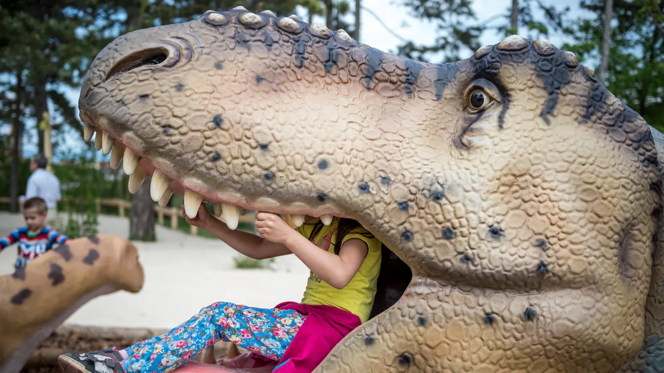 dinoszaurusz-szobor FOTÓ ÁLTALÁNOS gyermek játszótér kislány őslénypark őslény-szobor SZEMÉLY 