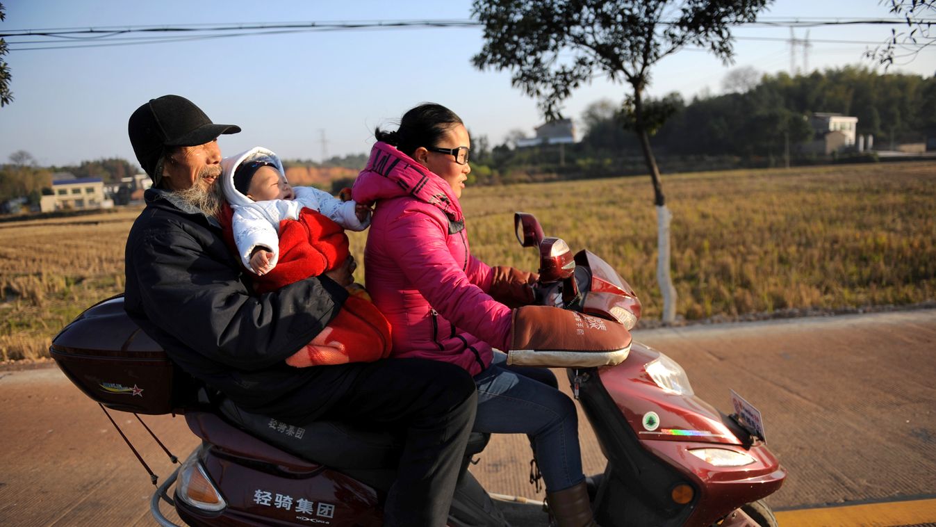 Miben mások az idősebb férfiak gyerekei, kínai férfi gyermekével és ifjú feleségével 