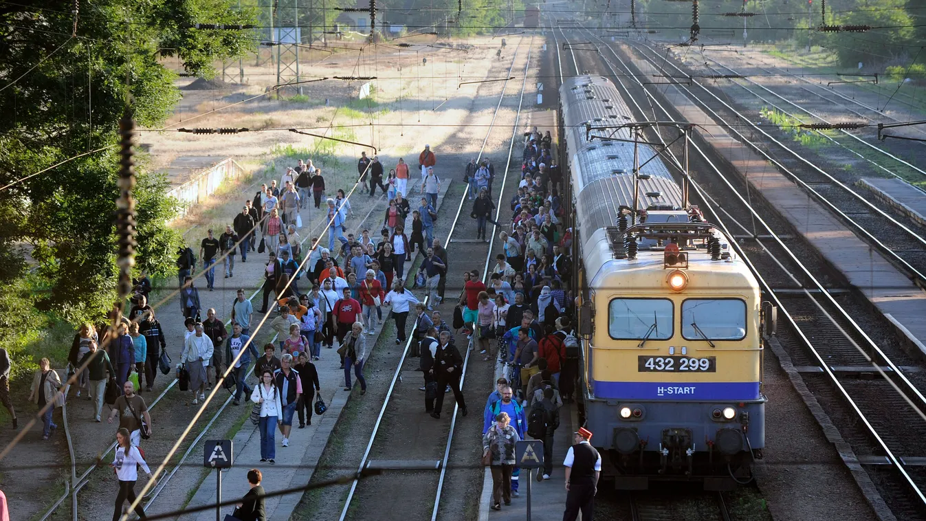 Budapest, 2015. június 22.
Vonat a Rákospalota-Újpest vasútállomáson 2015. június 22-én. A Nyugati pályaudvar július 5-én éjfélig zárva lesz karbantartási és felújítási munkák miatt. A MÁV a vonatokat Rákospalota-Újpest, Rákosrendező, Zugló, Kelenföld, il
