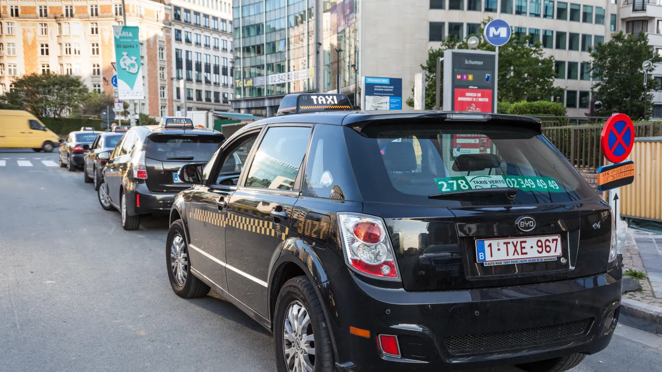 BRUSSELS, BELGIUM - AUG 21: Taxis Vert - electric and hybrid taxis waiting for customers in the city street of Brussels. August 21, 2015 in Brussels, Belgium - Kép 