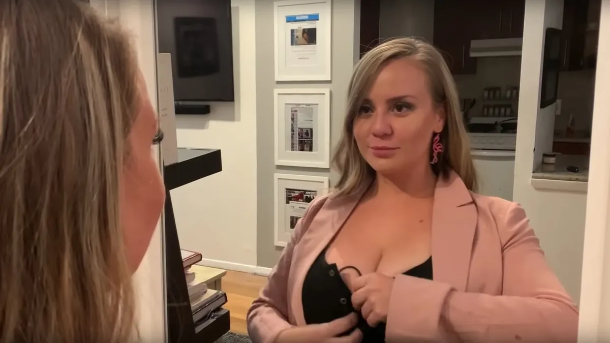 Kamerát rejtett a dekoltázsába, hogy lássa, hányan nézik meg a mellét - videó - ORIGO