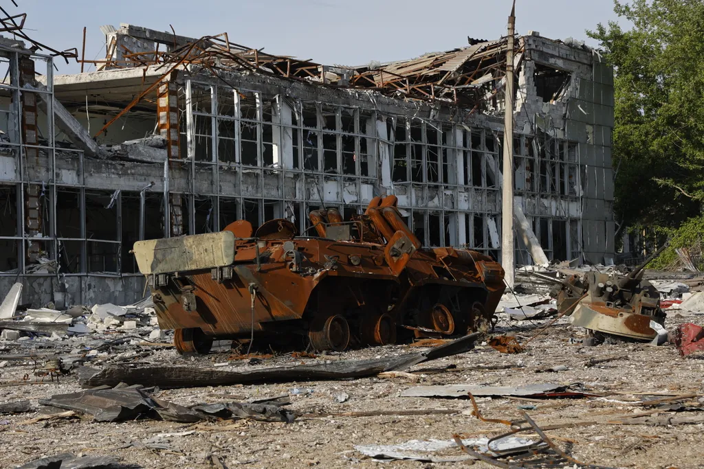 ukrán válság 2022, orosz, ukrán, háború, Ukrajna, Mariupol, romos lakóház, tank 