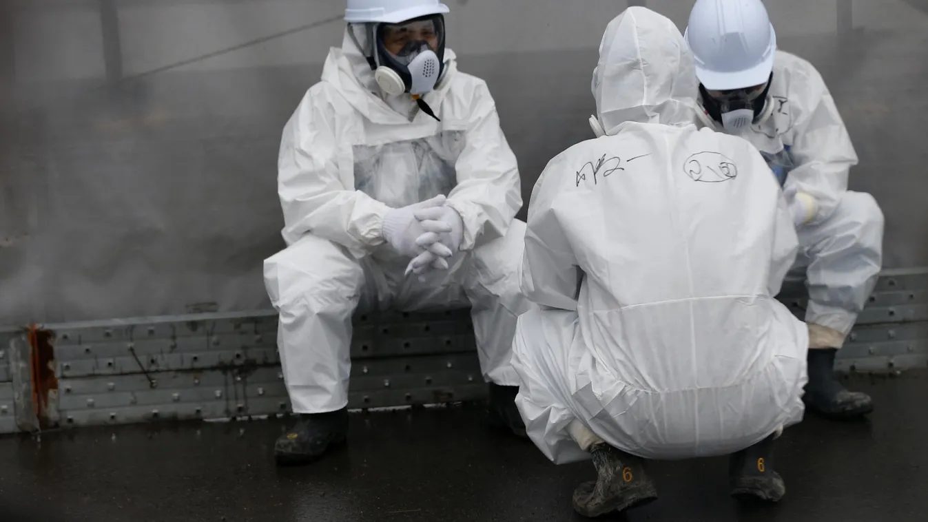 Védőfelszerelést viselő dolgozók a Fukusima-1 atomerőműnél, radioaktivitás, atombaleset, sisak
 Nuclear Radioactive Biological and Chemical protective gear 