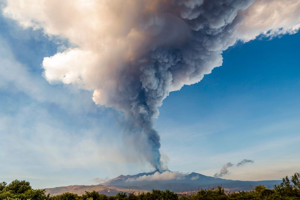 ÁLTALÁNOS KULCSSZÓ füst hegy kráter TÁJ vulkán hamu 