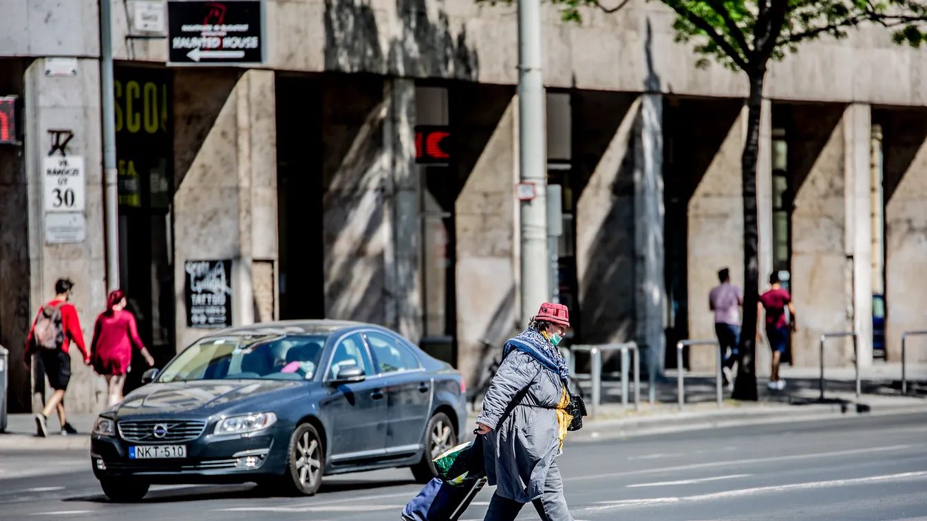 Koronavírus, vírus, Budapest, maszk, arcmaszk, védőmaszk, idős, nyugdíjas, idős ember, vásárlás, bevásárlás, zebra, gyalogátkelő 