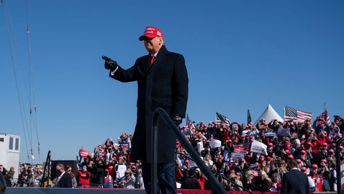 TRUMP, Donald Fayetteville, 2020. november 2.
Az újraválasztásáért induló republikánus Donald Trump amerikai elnök egy kampányrendezvényen az Észak-Karolina állambeli Fayetteville repülőterén 2020. november 2-án, egy nappal az elnökválasztás előtt.
MTI/AP