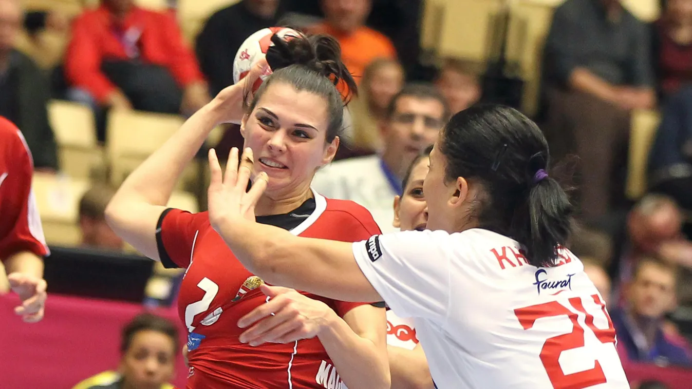 A magyar Zácsik Szandra (b) és a tunéziai Ines Khouildi a 22. női kézilabda-világbajnokság A csoportjában játszott Magyarország - Tunézia mérkőzésen a dániai Herningben, a Jyske Bank Boxen arénában 2015. december 5-én. 