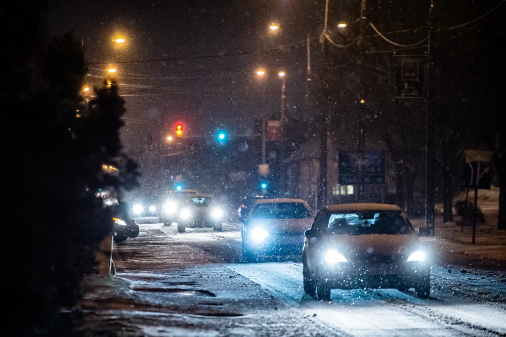 hó, havazás, hóesés, hajnal, időjárás, havas út, csúszós út, fagy, Budapest, 2021.02.11. 