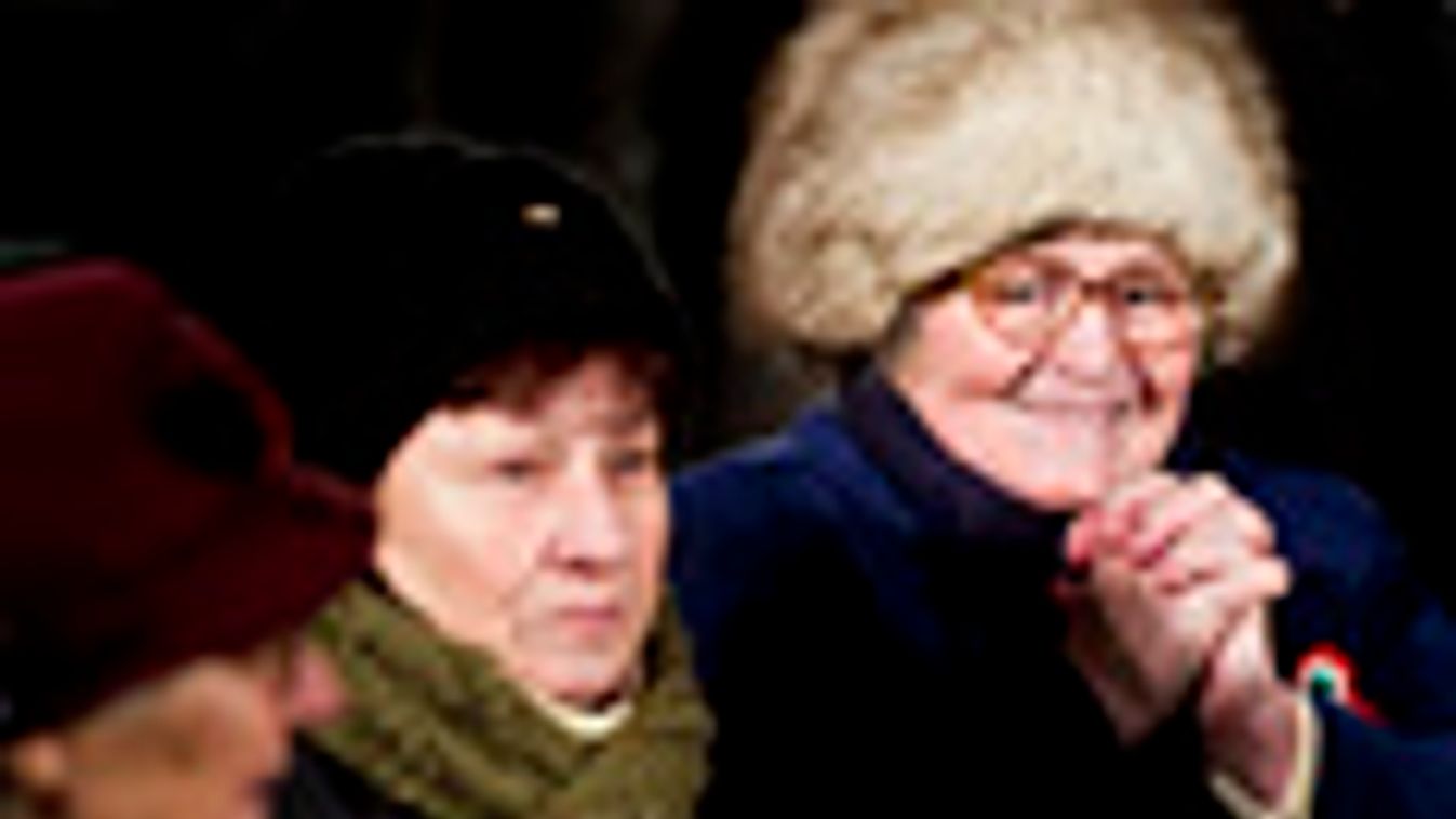 A nyugdíjasok kegyeire pályázik a Fidesz, Békemenet, Kossuth tér, 2012. január