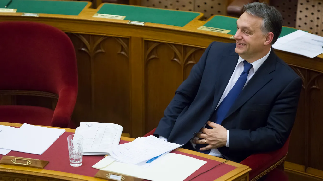 Parlament Orbán Viktor Fidesz röhög 