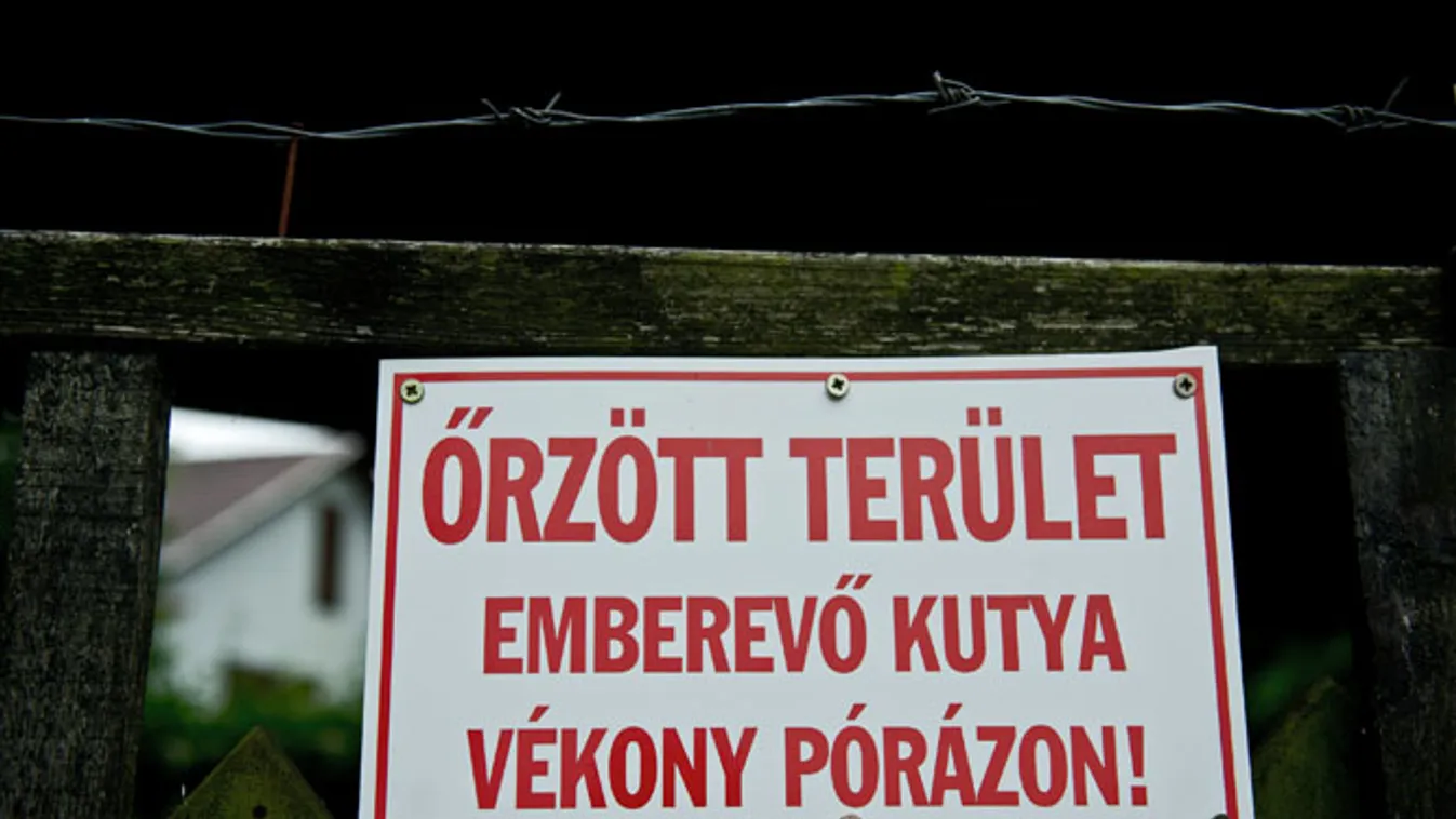 Jogos védelem szélesítése, BTK, betörő, rabló, áldozat. Tábla egy kerítésen a Duna szigetközi szakaszánál, 2013. június. 