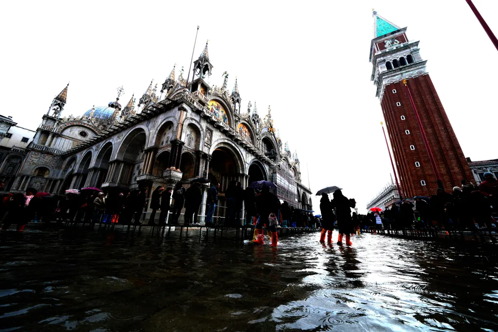 Árvíz Velencében
Árvíz a velencei Szent Márk téren, a Szent Márk-bazilika előtt 2022. december 10-én. A 100 centiméter magas dagály miatt víz árasztotta el a város alacsonyabban fekvő részeit.
MTI/AP/Domenico Stinellis 