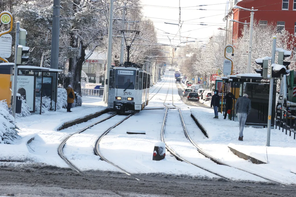 Snowfall in Thuringia Weather winter's onset Horizontal TRAFFIC TRAM STREET SCENE SNOW 