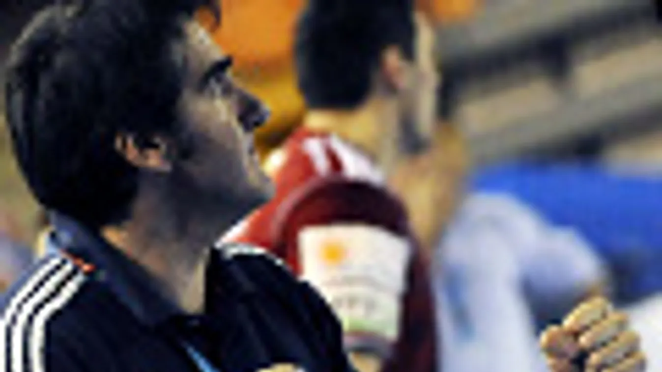 Antonio Carlos Ortega, az MKB Veszprém vezetőedzője csapatának a férfi kézilabda Bajnokok Ligája nyolcaddöntőjében a spanyol Ademar León ellen játszott első mérkőzésén a spanyolországi Leónban