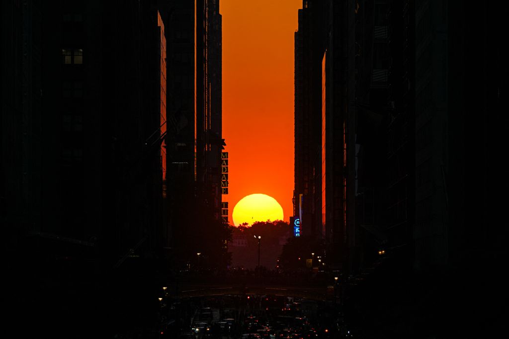 Manhattanhenge, manhattani napforduló, Tömegek nézték a tökéletes napnyugtát Manhatten-ben, ami évente csak két alkalommal figyelhető meg, galéria, 2023 