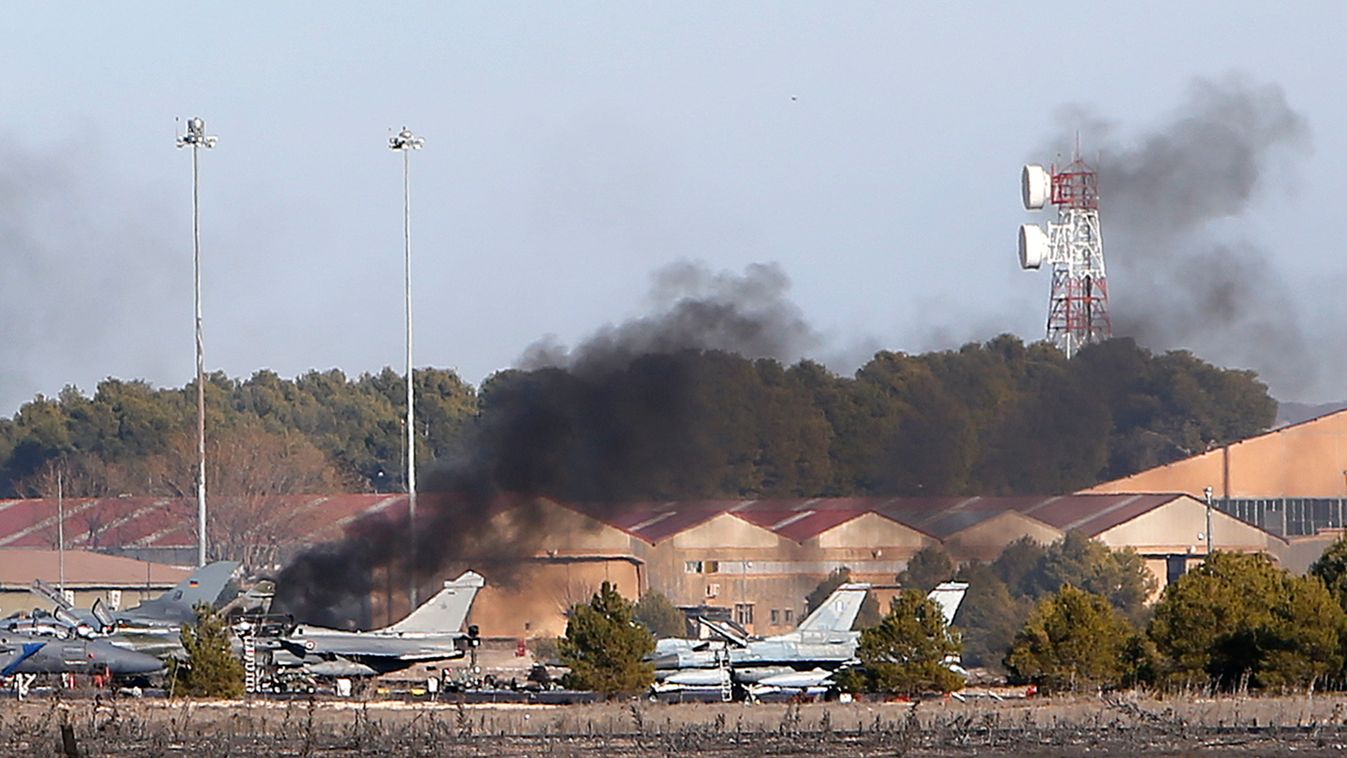 lezuhant görög f-16-os vadászgép által okozott tűz és füst Spanyolországban 