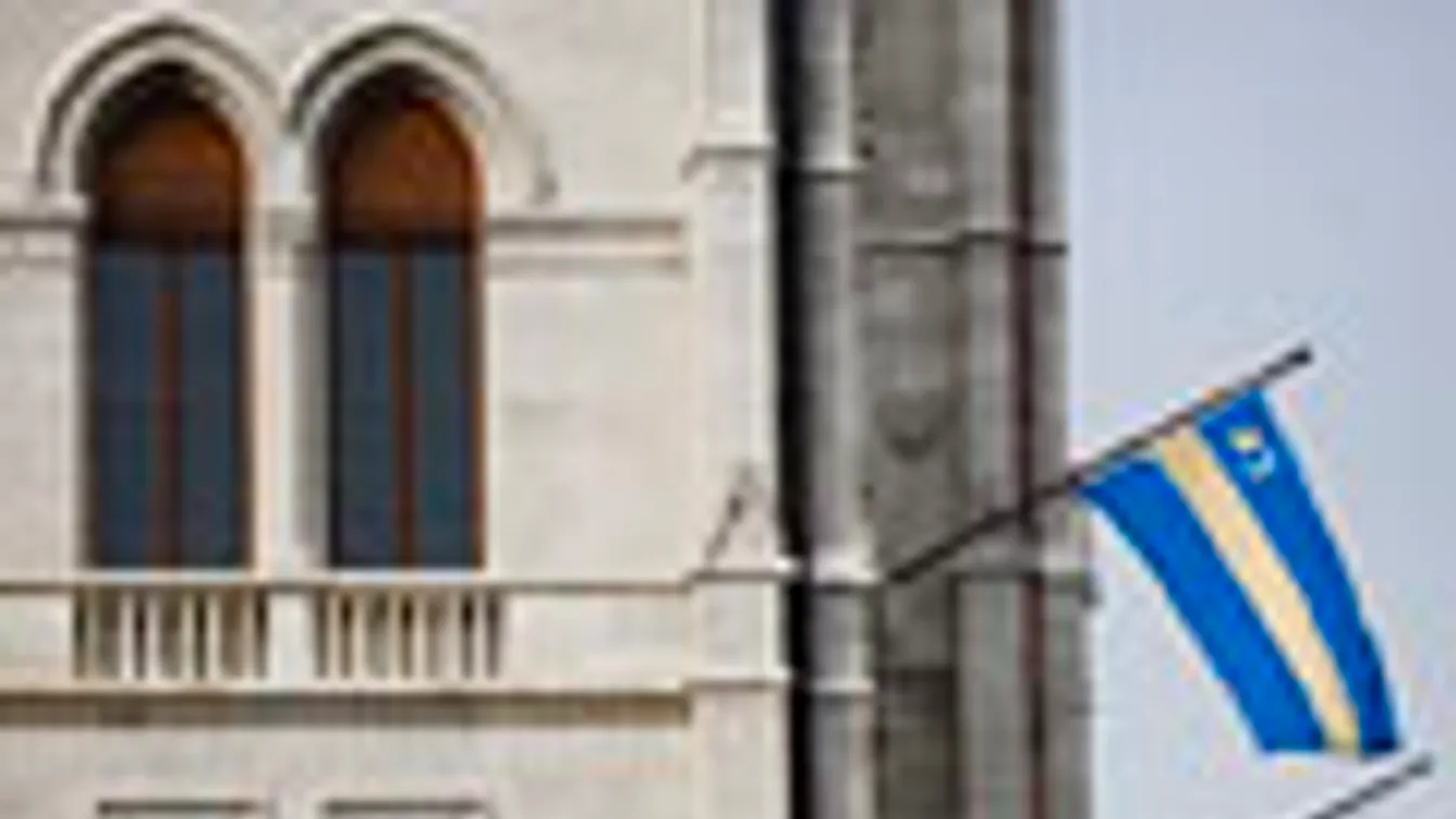 Székely zászló a parlament épületén Budapesten