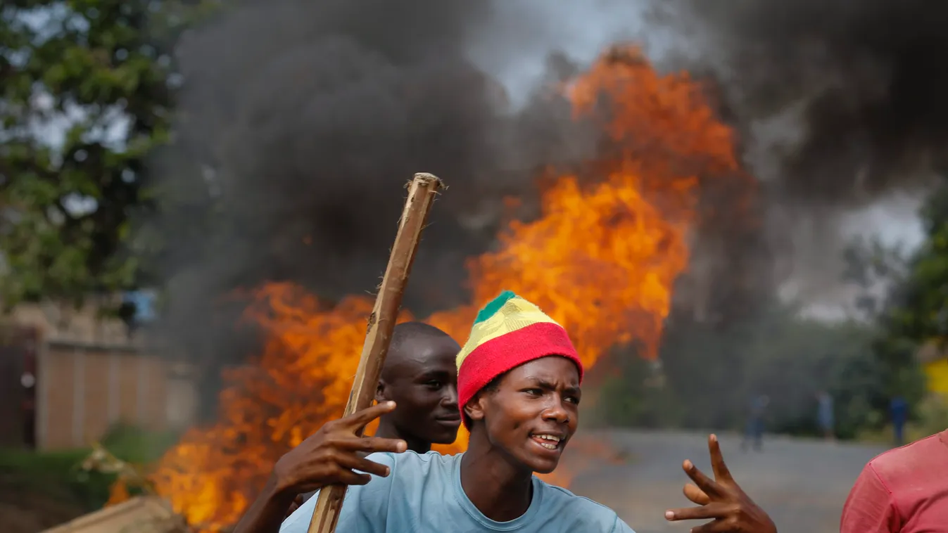 demonstráció férfi FOTÓ ÁLTALÁNOS füst SZEMÉLY tüntetés tüntető tűz demonstráció férfi FOTÓ ÁLTALÁNOS füst SZEMÉLY tüntetés tüntető tűz Tüntetők egy égő barikád előtt Burundi fővárosában, Bujumburában 

http://www.origo.hu/nagyvilag/20150518-polgarhaboru-