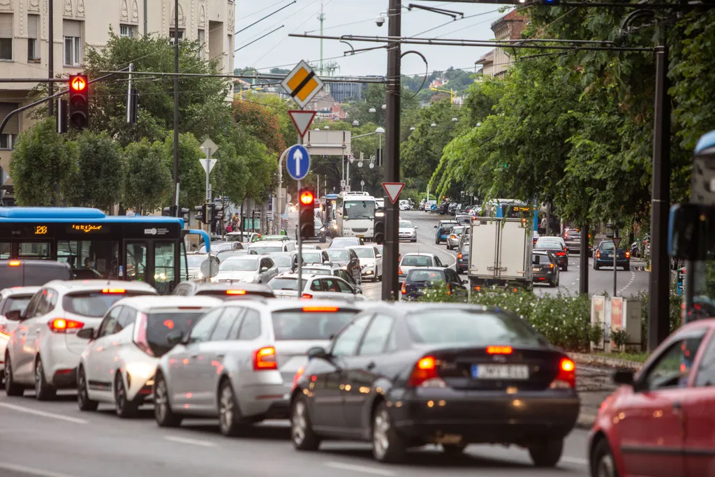 iskolakezdés, iskola, szeptember 1, maszk, diákok, sulikezdés, forgalom közlekedés dugó Budapest 