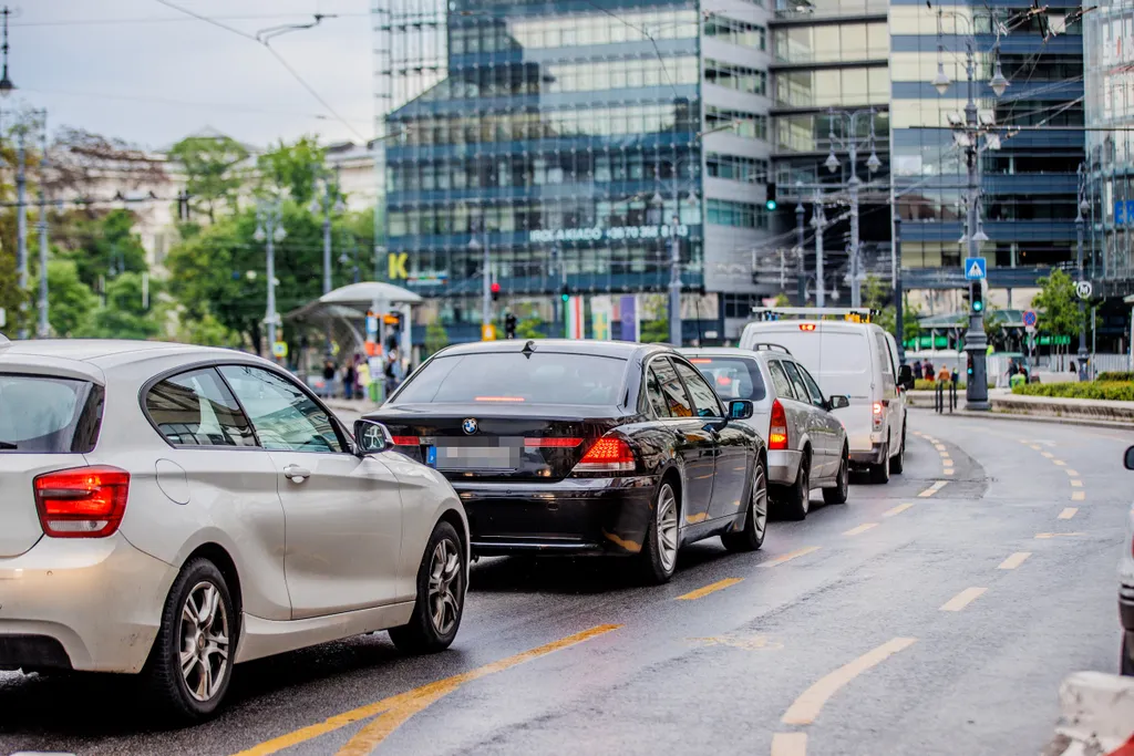 autó, forgalom, dugó, Budapest, közlekedés, érettségi 