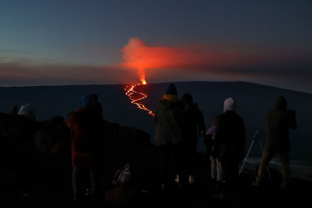 Mauna Kea, Hawaii, tűzhányó, obszervatórium,  Hawaii's Mauna Loa erupts in sunrise Big Island Hawaii,Mauna Kea mountain,Mauna Loa,Mauna Loa Erupts, Horizontal 