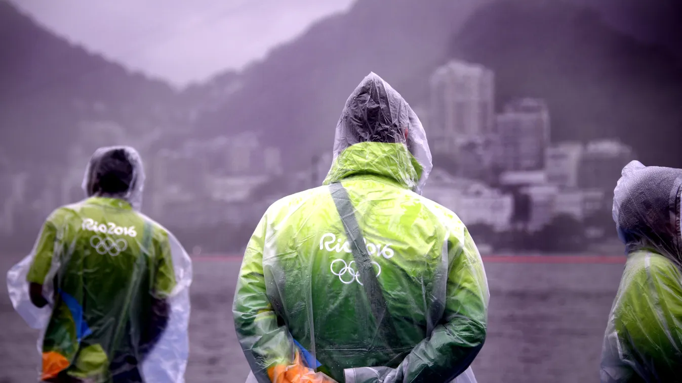 Nap képei raincoats stand at the Lagoa stadium, after the announcement of today's rowing competition cancellation due to bad weather, during the Rio 2016 Olympic Games in Rio de Janeiro on August 10, 2016. / AFP PHOTO / Damien MEYER 