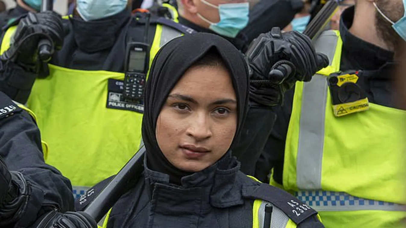 Rasszista muszlim rendőrnő. 