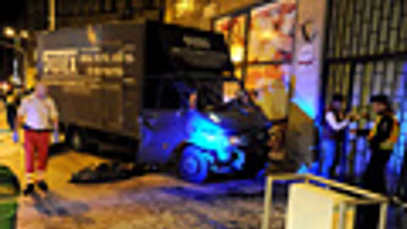Rendőrök és mentők a baleset helyszínén, ahol meghalt egy tehergépkocsi vezetője, aki járművével négy parkoló autónak ütközött a józsefvárosi Népszínház utcában