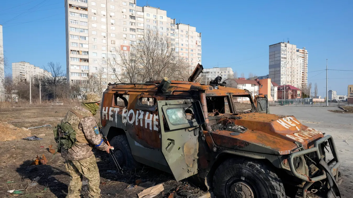 Ukrán válság 2022, ukrán, orosz, háború, orosz-ukrán háború, ukrán konfliktus, ukrán katona,
Ukrán katona néz egy megrongálódott orosz katonai járművet a kelet-ukrajnai Harkov 