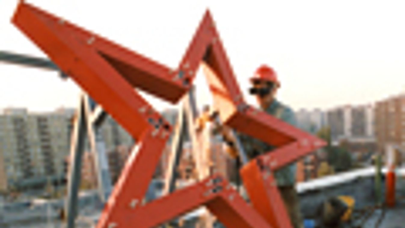 Eltávolítják a vörös csillagot a Chinoin gyógyzergyár tetejéről Budapesten, 1989