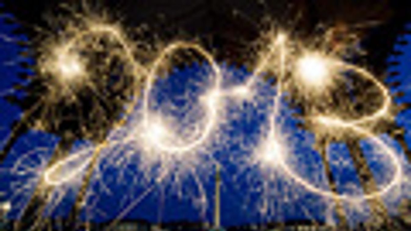 szilveszter, újév,  csillagszóróval írt 2013-as szám látható a közelgő újév alkalmából rendezett ünnepségen a stuttgarti palota előtt