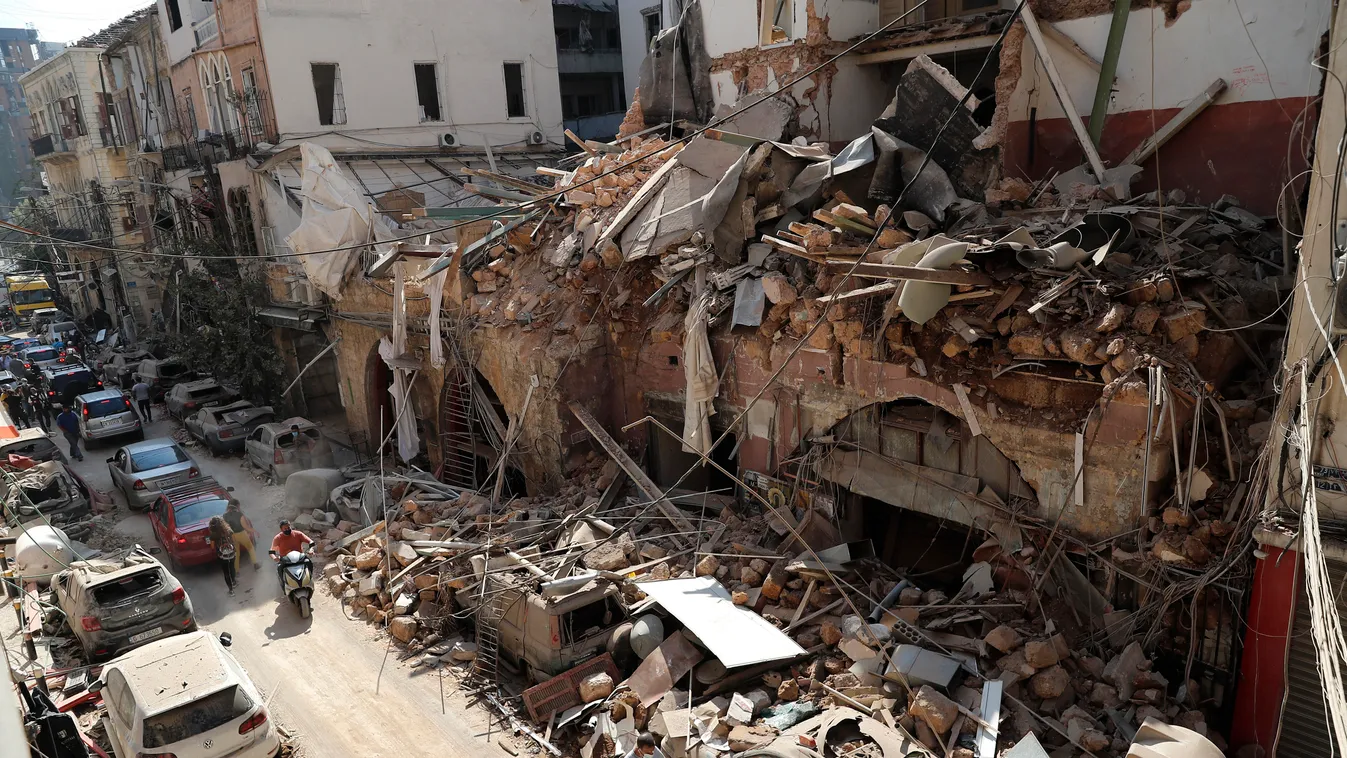 Bejrút, 2020. augusztus 5.
A pusztítás nyomai a bejrúti kikötőben történt előző napi hatalmas robbanást követően 2020. augusztus 5-én. A detonáció következtében legkevesebb száz ember életét vesztette, több mint négyezren megsebesültek. A robbanások okát 