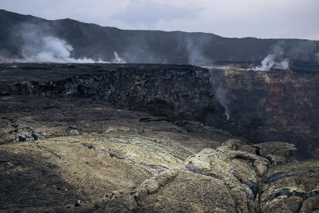 vulkán szakértők helikoptert szállítanak a Kongói Demokratikus Köztársaság kráterébe TOPSHOTS Horizontal GENERAL VIEW VOLCANO ERUPTION VOLCANO 