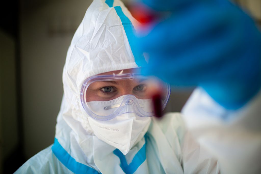 Koronavírus vírus szűrés szűrővizsgálat mobil szűrés solymár maszk védőfelszerelés védőöltözet vérvétel 