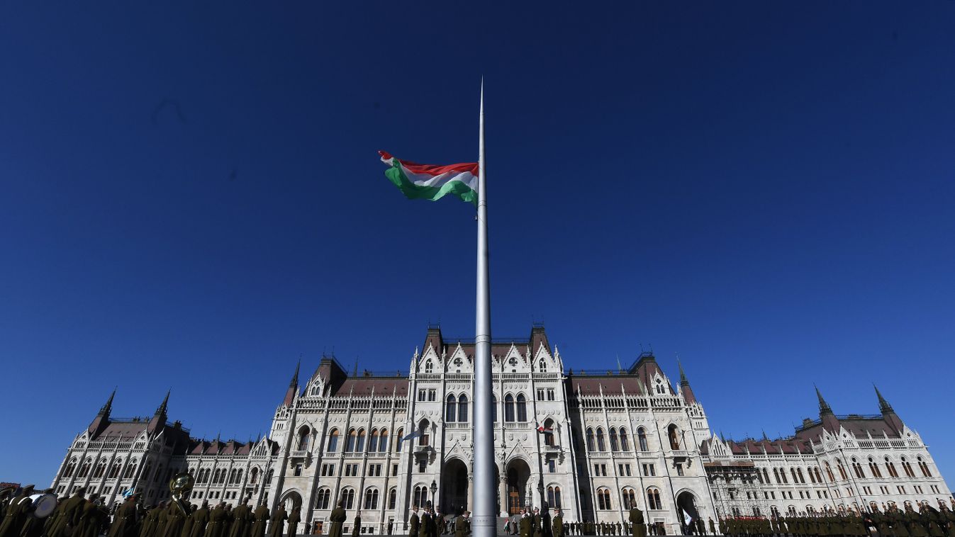 ÁLTALÁNOS KULCSSZÓ díszőrség ÉPÜLET Foglalkozás katonai tiszteletadás magyar zászló Országház Parlament SZEMÉLY SZIMBÓLUM zászló zászlófelvonás zászlórúd 