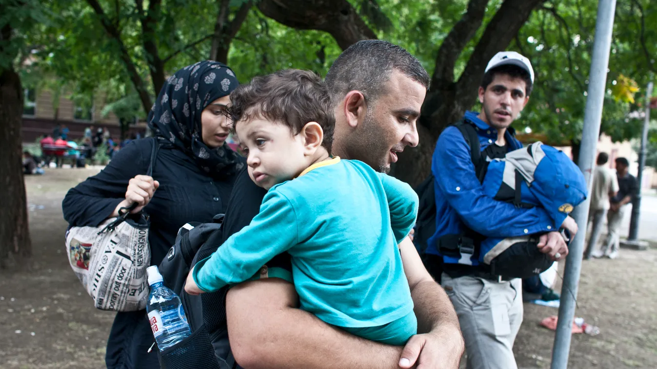 Szerbia, Magyarkanizsa város központjából Magyarország
felé induló szír menekültek.
(migránsok, menekültek, határ) 