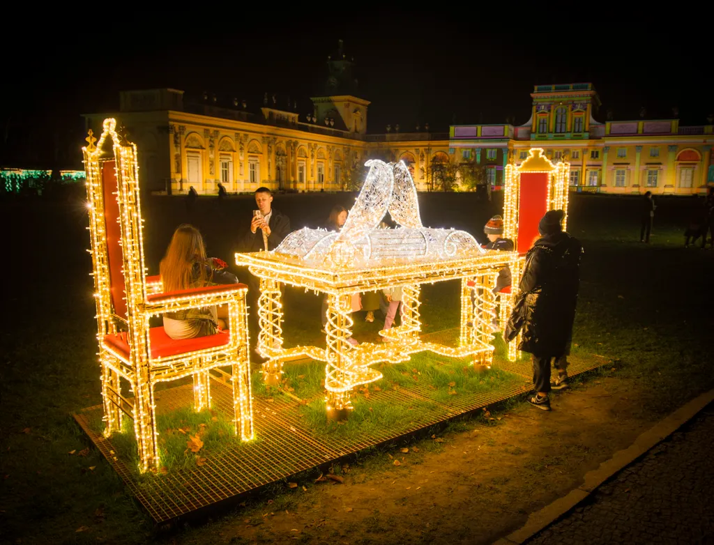 Látványos fényinstallációk a varsói Royal Garden területén, Varsó, Lengyelország, fény, kiállítás 