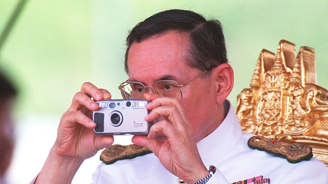 A király szeretett fotózni, korai képek is tanúsítják, hogy szerette magával hordani fényképezőgépét Horizontal 