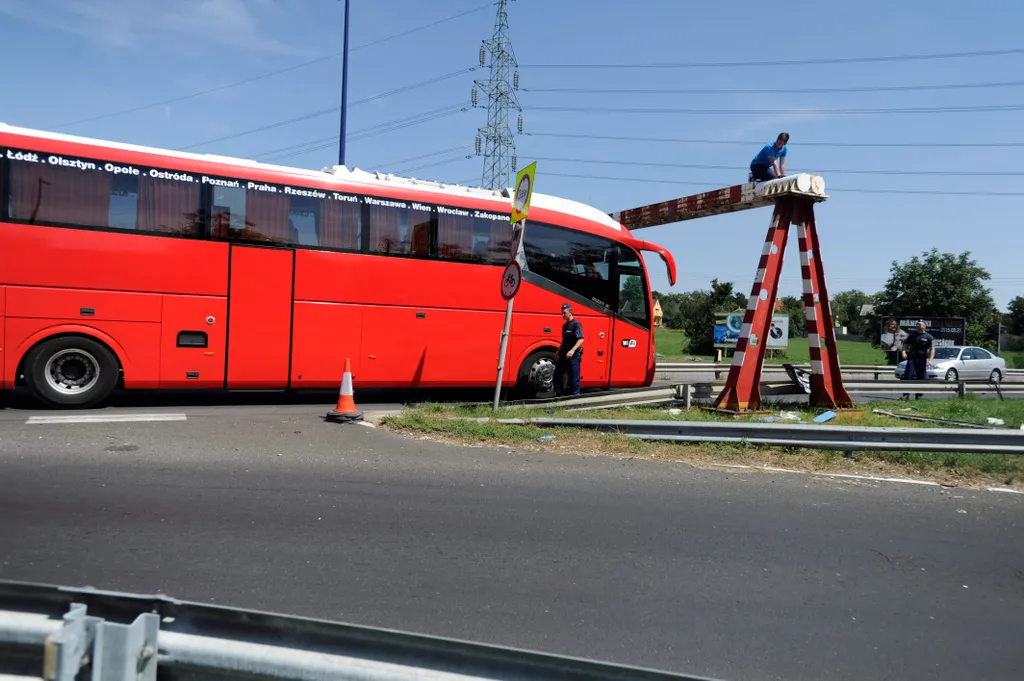 autóbusz, baleset, magasságkorlátozó, beszorult, 2015. augusztus 