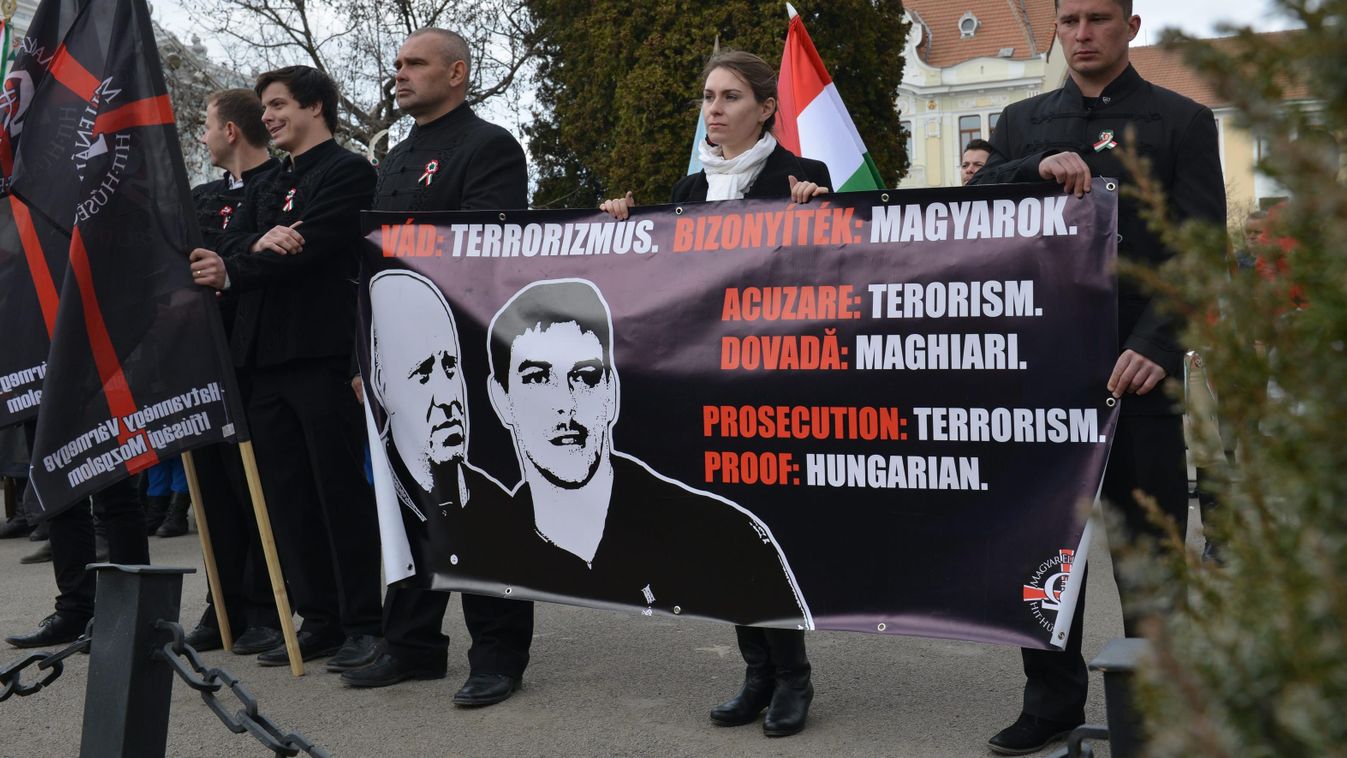 Beke István-kép demonstráció férfi FOTÓ ÁLTALÁNOS kokárda magyar zászló nő SZEMÉLY SZIMBÓLUM Szőcs Zoltán-kép transzparens zászló 