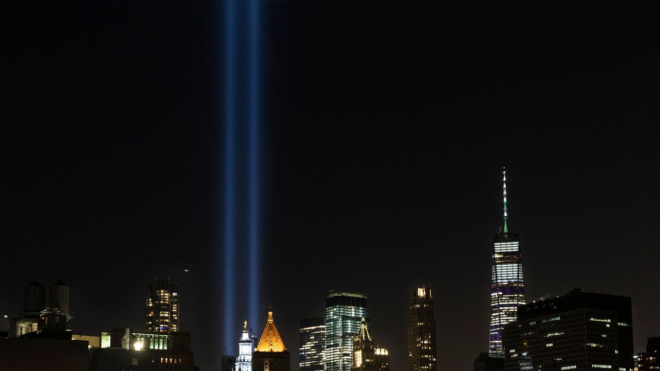 New York, 2019. szeptember 11.
Két fénycsóva nyúlik az égbe a New York-i Világkereskedelmi Központ elleni terrortámadás áldozatainak emlékére New Yorkban 2019. szeptember 10-én, az Egyesült Államokat ért repülőgépes terrortámadások 18. évfordulójának előe