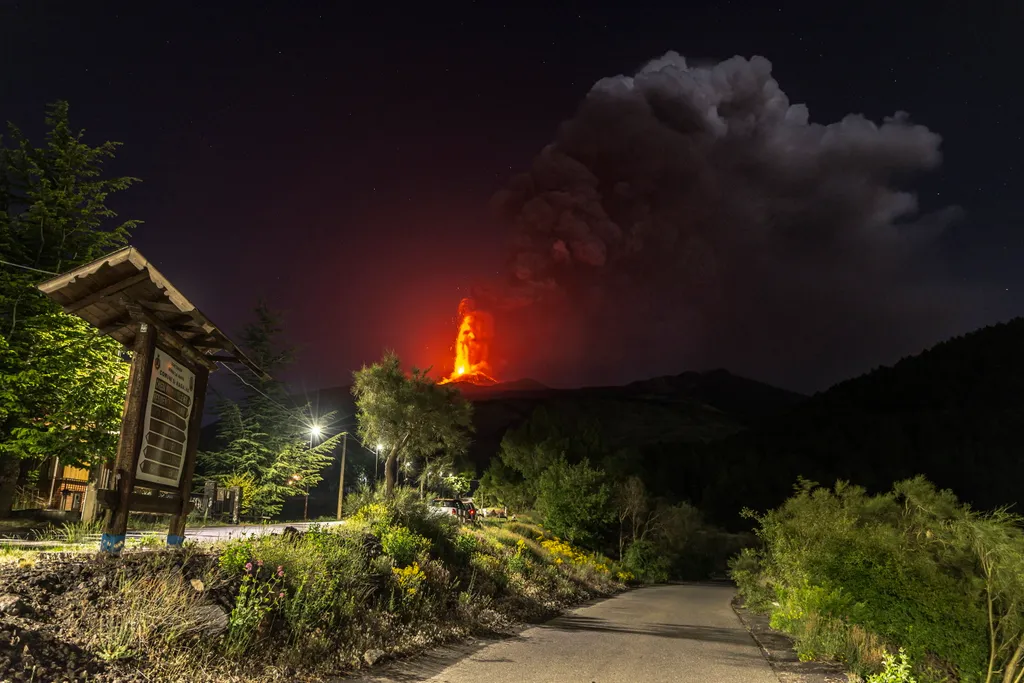Izzó lávát lövell ki magából az Etna tűzhányó 