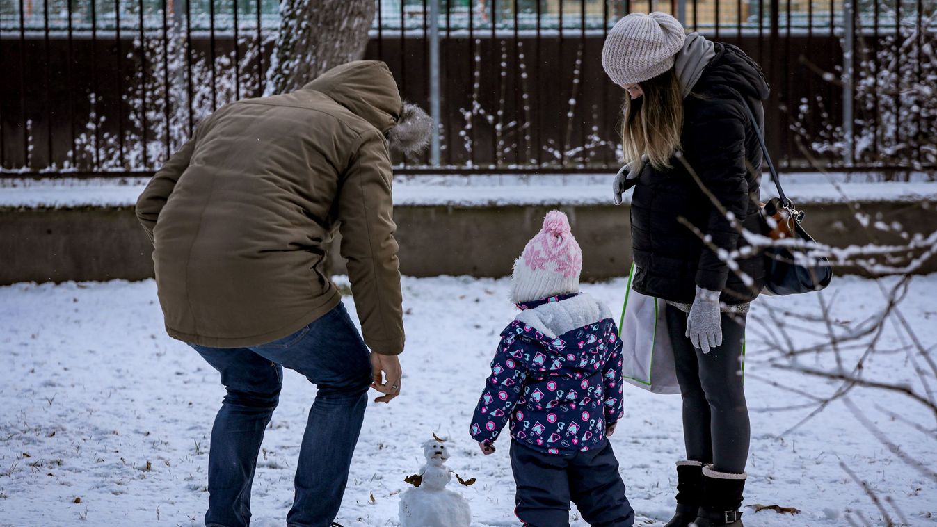 Az idei szezon első hava Újpesten 2021 január 14-én, hó, havazás, Budapest, tél, időjárás, család, hóember 