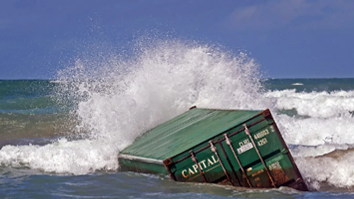 új-zéland, elsüllyedt a megfeneklett tartályhajó, környezeti katasztrófa, tanker, konténer