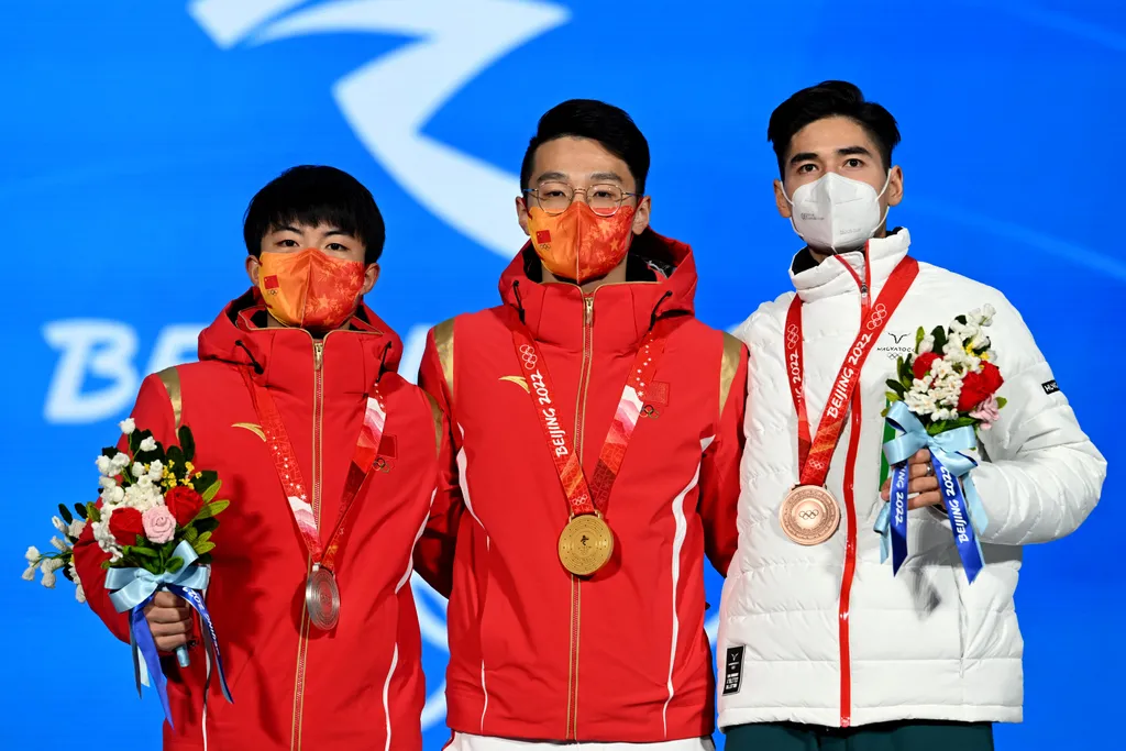 Liu Shaoang  éremátadás, díjátadó, olympics Liu Shaoang RÖVID PÁLYÁS GYORSKORCSOLYA, 1000 m, Téli Olimpia 2022, Peking,  Horizontal OLYMPIC GAMES WINTER OLYMPIC GAMES MEDAL PODIUM SHORT TRACK SPEED SKATING 